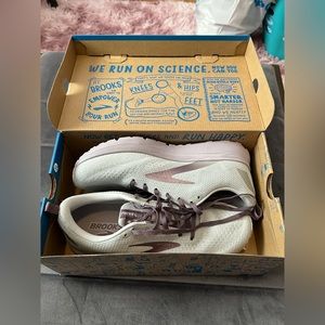 NWT Brooks Revel 4- energize neutral women’s size 11